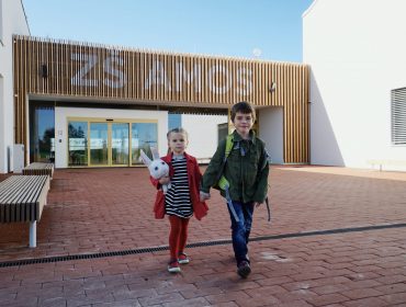 Nová škola ukazuje dětem kouzlo dřeva